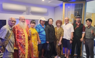 Công Hậu cùng Quyền Linh và cá nghệ sĩ mừng khai trương Hồ Gia Trang Media