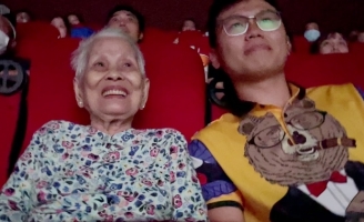 Cụ bà 100 tuổi vẫn nhiệt tình ra rạp ủng hộ Lật Mặt: 48H