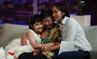 Cụ bà 70 tuổi dãi nắng, dầm mưa 1 mình nuôi chồng bại liệt, con tâm thần và cháu nhỏ