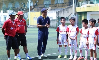 Cựu tuyển thủ Phan Thanh Bình thị phạm kỹ năng chơi bóng cho CLB Lotte Kids 2020