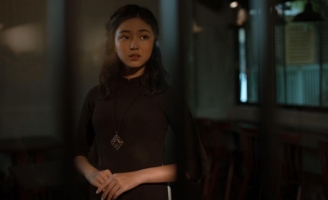 Đại sứ Áo dài Bảo Nguyên yêu kiều như tiểu thư khuê các trong Áo dài Việt Hùng