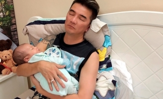 Đàm Vĩnh Hưng gây xúc động mạnh với hình ảnh ngủ gật chăm con