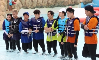 Dàn cast hát mừng sinh nhật Ngô Kiến Huy 