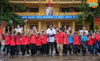 Dàn cast hóa thành sao đỏ, Dương Lâm “hòa tan” với các em học sinh