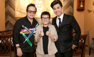 Dàn sao đội mưa đến chúc mừng MC Nguyên Khang khai trương nhà hàng