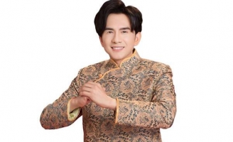 Đan Trường diện áo dài truyền thống, tự hào hát Tiếng Việt ngôn ngữ vàng