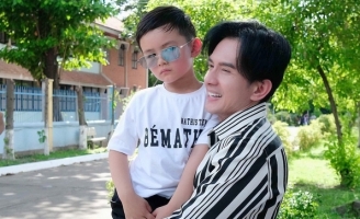 Đan Trường đưa con trai đi làm từ thiện