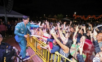 Đan Trường hướng về người dân miền Bắc dù đi diễn ở xứ người