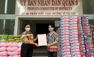 Đan Trường - Trung Quang nỗ lực trao 800 phần quà cho người dân trong mùa dịch