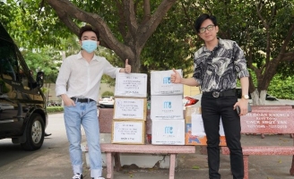Đan Trường - Trung Quang tặng gel rửa tay, găng tay và khẩu trang y tế cho các khu cách ly