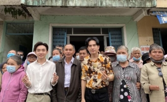 Đan Trường - Trung Quang thực hiện lời hứa, đến hỗ trợ Hội người mù tại thị xã Điện Bàn 