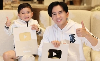 Đan Trường và con trai đồng loạt nhận nút bạc YouTube