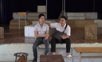 Danh ca Ngọc Sơn cùng MC Quyền Linh về trường cũ ôn kỷ niệm