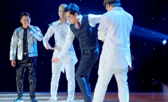 Danh ca Ngọc Sơn nhảy cực sung trên sân khấu Kỳ Tài Tranh Đấu bất chấp tuổi 50 