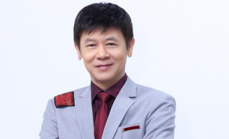 Danh ca Thái Châu được vợ may đo, sửa sang quần áo để làm giám khảo