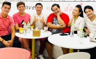 Danh hài Hoàng Mập, cầu thủ Tiến Linh đến mừng Huy Khánh “lên chức” ông chủ