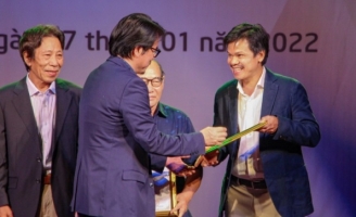 Đạo diễn Hoàng Duẩn nhận giải “Đạo diễn xuất sắc Liên hoan kịch nói toàn quốc 2021”