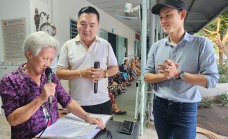 Đạo diễn Xuân Phước, Tùng Linh, Liêu Kỳ, Huỳnh Nhật Thanh... vui cùng các cụ ở dưỡng lão