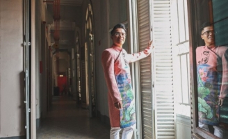 Diện áo dài Việt Hùng, MC Quốc Bình lịch lãm, sang trọng giữa Bảo tàng Mỹ thuật TP.HCM