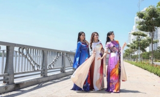 Diện áo dài Việt Hùng, Nhóm nhạc Phù Sa khoe vẻ lộng lẫy giữa Sài Gòn tươi đẹp