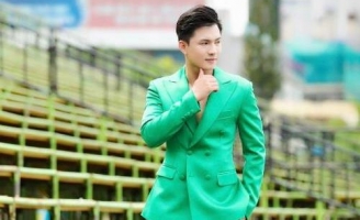 Diện vest lịch lãm như MC Song ngữ Nguyễn Hoàng Vĩnh