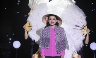 Diễn viên Hiền Trang biến hóa liên tục, thay trang phục 2 lần trên sân khấu