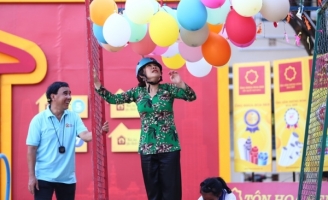 Diễn viên Kiều Linh và ca sĩ Thiên Vương bỏ tiền túi tặng trẻ em mồ côi tại Mái ấm gia đình Việt