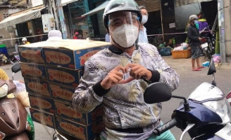 Diễn viên Lý Nguyễn Vương xông vào tâm dịch cứu trợ bà con nghèo