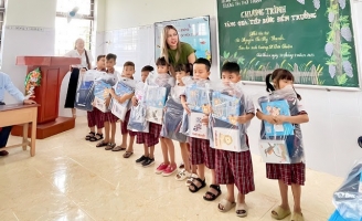 Diễn viên Mỹ Hạnh về trường cũ tặng quà cho học sinh khó khăn 