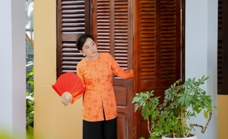 Diễn viên Phương Dung chuẩn bị cả trăm bộ áo bà ba để đóng phim Hẻm Không Tình Yêu