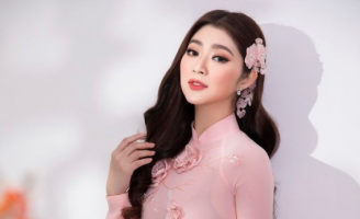 Diễn viên Thanh Trúc e ấp trong tà áo dài Minh Châu