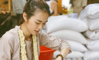Diệp Bảo Ngọc tích cực làm công quả trong ngày Phật Đản