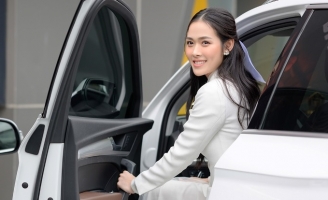 Diệp Bảo Ngọc tự lái xe đến buổi ra mắt phim Mắt của quỷ