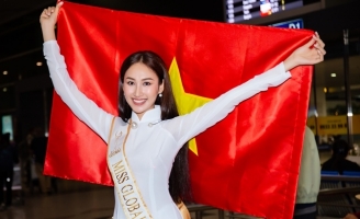 Đoàn Hồng Trang diện áo dài trắng tinh khôi lên đường dự thi Miss Global 2022