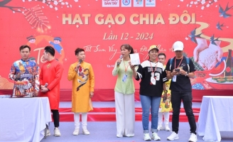 Đoàn lô tô Sài Gòn Tân Thời khuấy động sân khấu Hạt gạo chia đôi