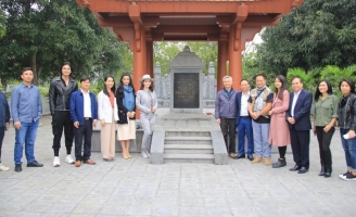 Đoàn phim điện ảnh cổ trang “Kiều” viếng mộ Đại thi hào Nguyễn Du 