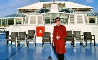 Đoan Trường diện áo dài, đón sinh nhật trên du thuyền 5 sao tại Đan Mạch