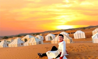 Đoan Trường tự hào và hạnh phúc khi có dịp mặc áo dài Việt Nam tại sa mạc Sahara