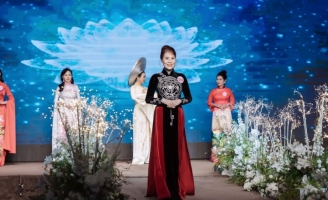 Doanh nhân Nguyễn Thị Vỹ đăng quang Mrs Di sản áo dài phụ nữ Việt Nam qua ảnh 2024