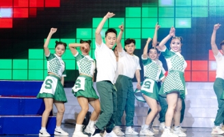 Đội Ba Ghiền mang đề tài bạo lực học đường lên sân khấu khiến giám khảo Ngọc Sơn khen không ngớt lời