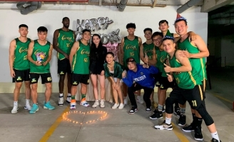 Đội trưởng Cantho Catfish vỡ òa khi được vợ sắp cưới tổ chức sinh nhật bất ngờ