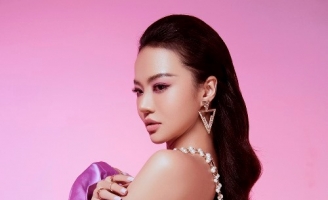 Đón tuổi mới, Kiều Ngân khoe trọn đôi chân dài 1m11 trong thiết kế váy khoét sâu táo bạo