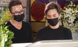 Đồng nghiệp đeo khẩu trang đến nhà tang lễ viếng diễn viên Mai Phương.