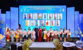 Du khách thích thú với chuỗi sự kiện Ngày hội thời trang À La Mode Fashion Fest 