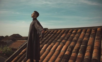 Đức Tuấn phản hồi loạt ảnh đứng ngồi trên mái nhà ở Hội An: 'Chỗ đó view đẹp mà'