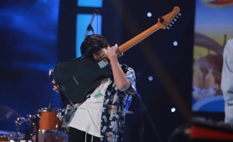 Dùng lưỡi - răng đánh đàn, chàng trai 13 tuổi khiến Trấn Thành – Võ Hoàng Yến choáng váng