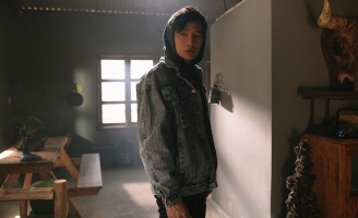 Dược sĩ Tiến dành tặng khán giả MV Lối thoát ‘ăn mừng’ nút Bạc Youtube