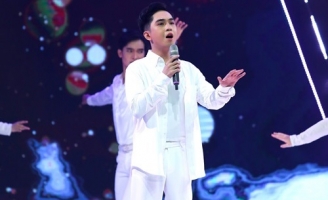 Dương Minh Ngọc đạt điểm tuyệt đối trong đêm thi thứ 8 với tiết mục cảm động về Mẹ 