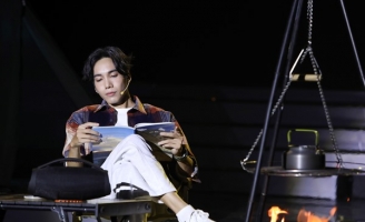 Dương Thanh Vàng cắm trại, thư giãn ngay trên sân khấu Én Vàng Nghệ Sĩ 2024 