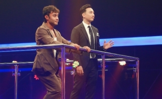 Dustin Phúc Nguyễn vượt qua thử thách của Đấu trường siêu việt nhờ “mê trai đẹp”